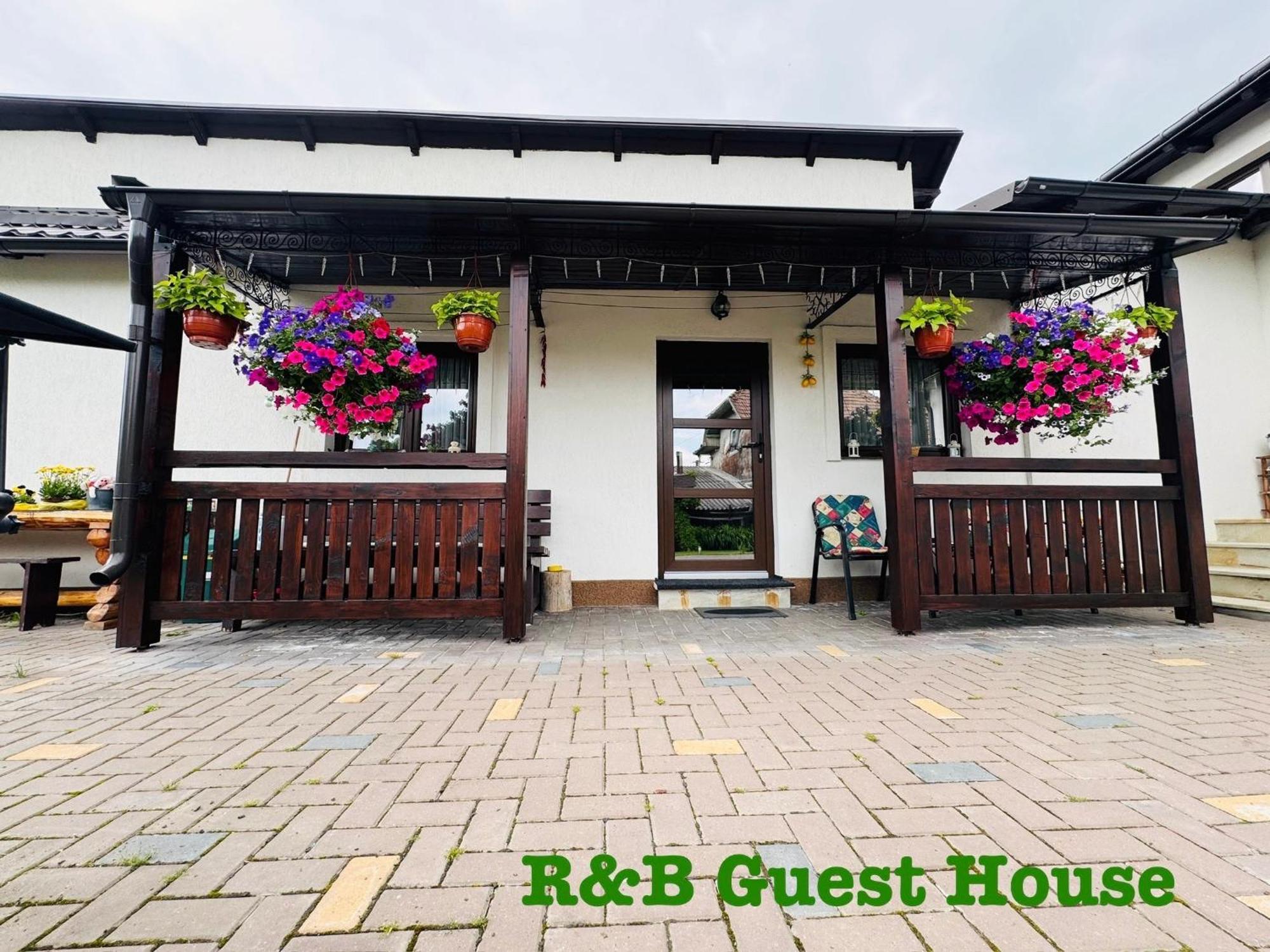 R&B Guest House Câmpulung Moldovenesc Exteriör bild
